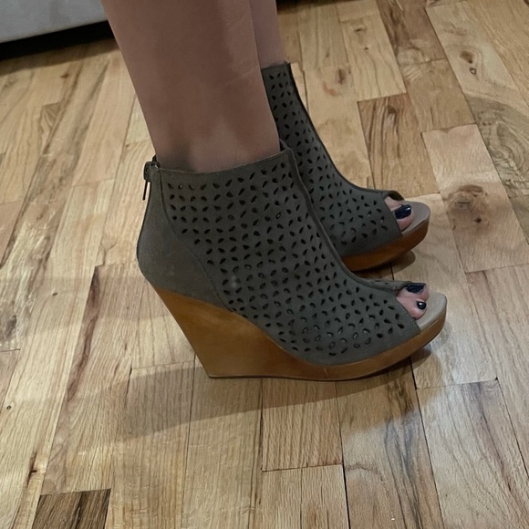 Restricted Laser-Cut Block Open-toe Wedge Bootie Size 8 - Picture 4 of 8